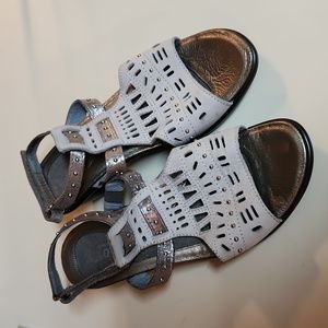 Naot Vogue 37 Light Grey nubuck Silver Threads